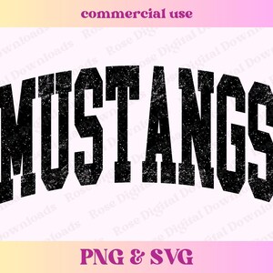 Pu&ograve; includere: Grafica in bianco e nero invecchiata del termine "MUSTANGS" in un carattere audace e arcuato.