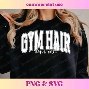 Peut inclure: Sweat-shirt noir avec un texte blanc qui dit "Gym Hair Don't Care".