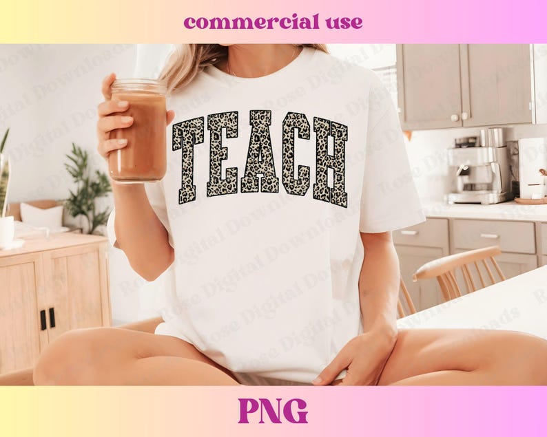 Peut inclure: Un t-shirt blanc avec le mot "TEACH" imprim&eacute; en lettres l&eacute;opard noires.