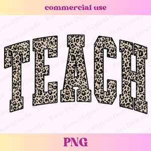 Peut inclure: Un t&eacute;l&eacute;chargement num&eacute;rique du mot "TEACH" dans une police d'&eacute;criture l&eacute;opard. Les lettres sont noires avec un fond blanc et ont un aspect vieilli.