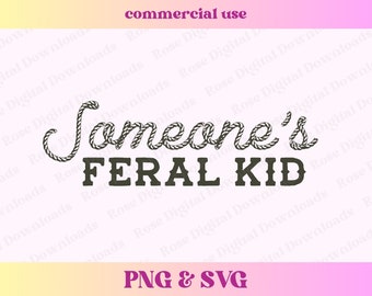 以下が含まれることがあります： 白と黒のロープフォントで「Someone's Feral Kid」というテキストが書かれたデジタルデザイン。テキストはピンクと黄色のグラデーションの境界線のある白い背景にあります。デザインはPNGとSVG形式で入手できます。