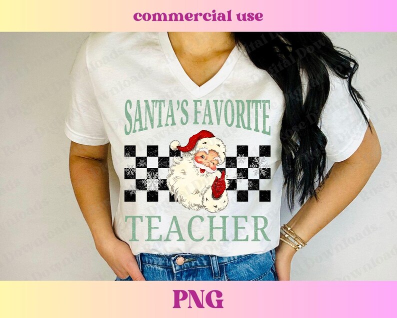 Puede incluir: Camiseta blanca con un dise&ntilde;o a cuadros verde y blanco y una imagen de dibujos animados de Santa Claus. El texto "Santa's Favorite Teacher" est&aacute; impreso en la camiseta.