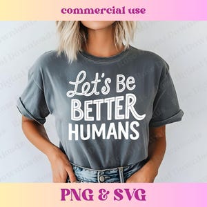 Puede incluir: Una camiseta gris con el texto "Let's Be Better Humans" en letras blancas.