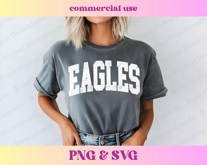 以下が含まれることがあります： 前面に白い「EAGLES」の文字がプリントされたグレーのTシャツ。文字は使い古したようなヴィンテージ風です。