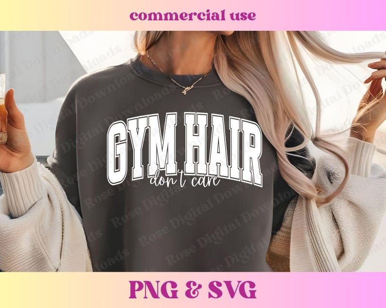 Peut inclure: Un sweat-shirt gris fonc&eacute; avec le texte "GYM HAIR don't care" en lettres blanches. Le sweat-shirt est port&eacute; par une personne aux longs cheveux blonds.