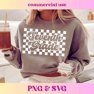 Könnte beinhalten: Ein graues Sweatshirt mit einem Schachbrettmuster und den Worten "Seventh Grade" in einer Retro-Schriftart. Das Bild enthält auch den Text "commercial use" und "PNG & SVG". Eine Person hält ein Glas mit einem Strohhalm.