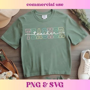Könnte beinhalten: Ein grünes T-Shirt mit dem Wort "Lehrer" in Regenbogenfarben. Das Wort ist weiß umrandet und hat ein weißes kursives "Lehrer" darüber.