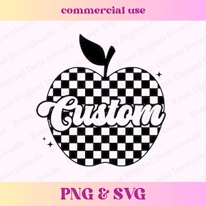 Op de afbeelding: Zwart-wit geblokt appelontwerp met het woord "Custom" in een wit scriptlettertype. De appel heeft een steel en een blad. De woorden "commercial use" en "PNG & SVG" zijn ook aanwezig.