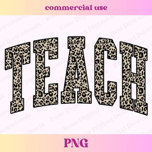 Peut inclure: Un t&eacute;l&eacute;chargement num&eacute;rique du mot "TEACH" dans une police d'&eacute;criture l&eacute;opard. Les lettres sont soulign&eacute;es de noir et l'imprim&eacute; l&eacute;opard est dans des tons de brun et de beige.