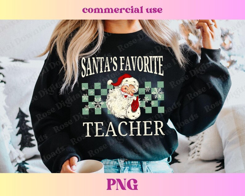 Puede incluir: Sudadera negra con un patr&oacute;n de cuadros blancos y verdes, una imagen de dibujos animados de Pap&aacute; Noel y el texto "El profesor favorito de Pap&aacute; Noel".