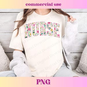 Peut inclure: Un t-shirt blanc avec le mot "NURSE" en grandes lettres roses. Les lettres sont remplies d'un motif floral dans des tons de rose, vert, jaune et bleu.
