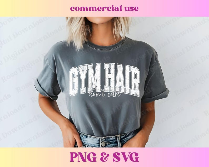 Peut inclure: Un t-shirt gris avec le texte "GYM HAIR don't care" en lettres blanches vieillies.