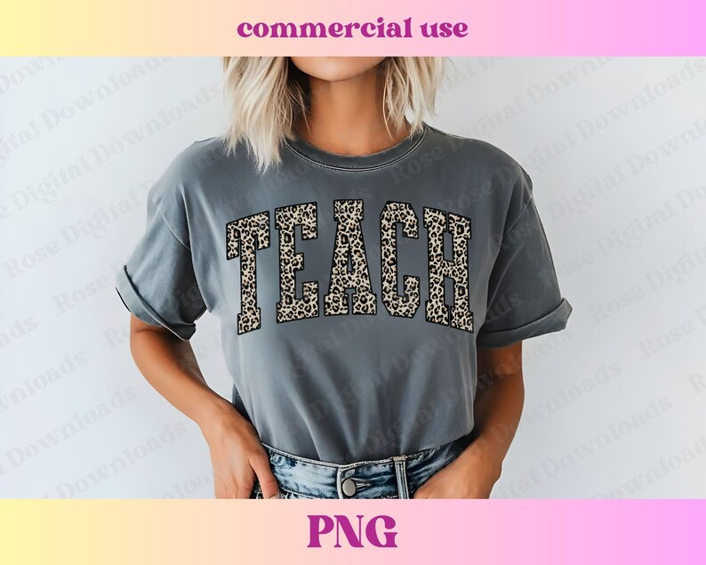 Peut inclure: Un t-shirt gris avec le mot "TEACH" imprim&eacute; en imprim&eacute; l&eacute;opard. Les lettres sont soulign&eacute;es de noir.