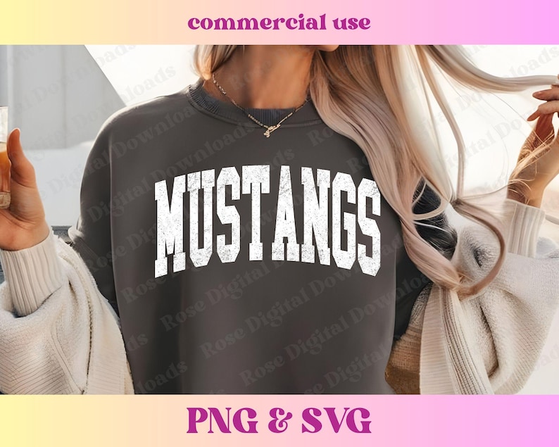 Pu&ograve; includere: Una felpa grigia scura con la parola "MUSTANGS" stampata in bianco con un aspetto usurato e vintage.