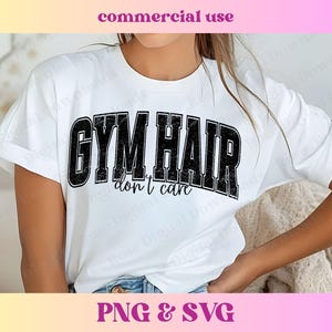 Peut inclure: T-shirt blanc avec un texte noir qui dit "Gym Hair don't care".