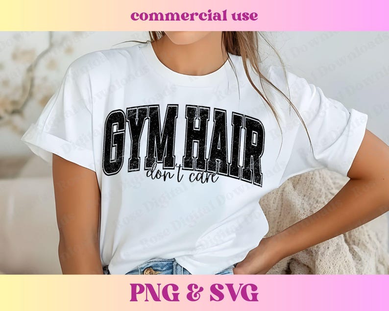 Peut inclure: T-shirt blanc avec un texte noir qui dit "Gym Hair don't care".