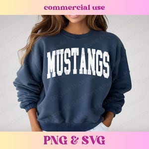 Pu&ograve; includere: Una felpa blu navy con la parola "MUSTANGS" stampata in lettere bianche invecchiate.