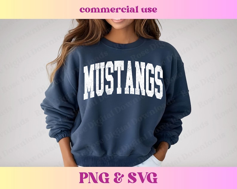 Pu&ograve; includere: Una felpa blu navy con la parola "MUSTANGS" stampata in lettere bianche invecchiate.