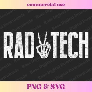 Op de afbeelding: Een wit grafisch ontwerp op een zwarte achtergrond met de tekst "RAD TECH" en een skelet hand die het vredesteken geeft.