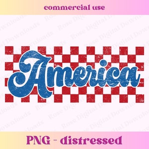 Puede incluir: Dise&ntilde;o gr&aacute;fico desgastado con la palabra "American" en letras azules sobre un fondo a cuadros rojo y blanco.