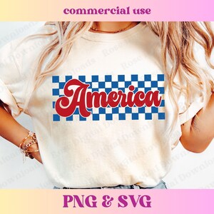Puede incluir: Una camiseta blanca con un gr&aacute;fico rojo de "America" sobre un fondo a cuadros azul y blanco. Tambi&eacute;n se puede ver el texto "commercial use" y "PNG & SVG".