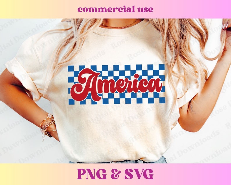 Puede incluir: Una camiseta blanca con un gr&aacute;fico rojo de "America" sobre un fondo a cuadros azul y blanco. Tambi&eacute;n se puede ver el texto "commercial use" y "PNG & SVG".