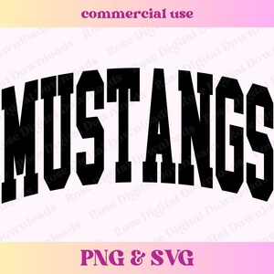 Pu&ograve; includere: Grafica in bianco e nero della parola "MUSTANGS" in un carattere audace e arcuato.