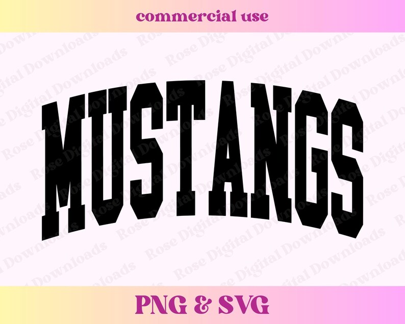 Pu&ograve; includere: Grafica in bianco e nero della parola "MUSTANGS" in un carattere audace e arcuato.