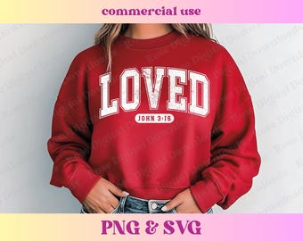 Op de afbeelding: Rood sweatshirt met witte tekst die "LOVED" zegt met "JOHN 3:16" eronder.