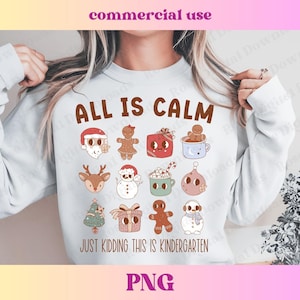 Puede incluir: Una sudadera blanca con el texto "ALL IS CALM JUST KIDDING THIS IS KINDERGARTEN" en letras marrones. La sudadera presenta una variedad de ilustraciones de dibujos animados de personajes navideños, incluyendo un muñeco de nieve, un reno, un hombre de jengibre y un árbol de Navidad.
