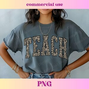 Peut inclure: Un t-shirt gris avec le mot "TEACH" imprim&eacute; dans un motif l&eacute;opard.