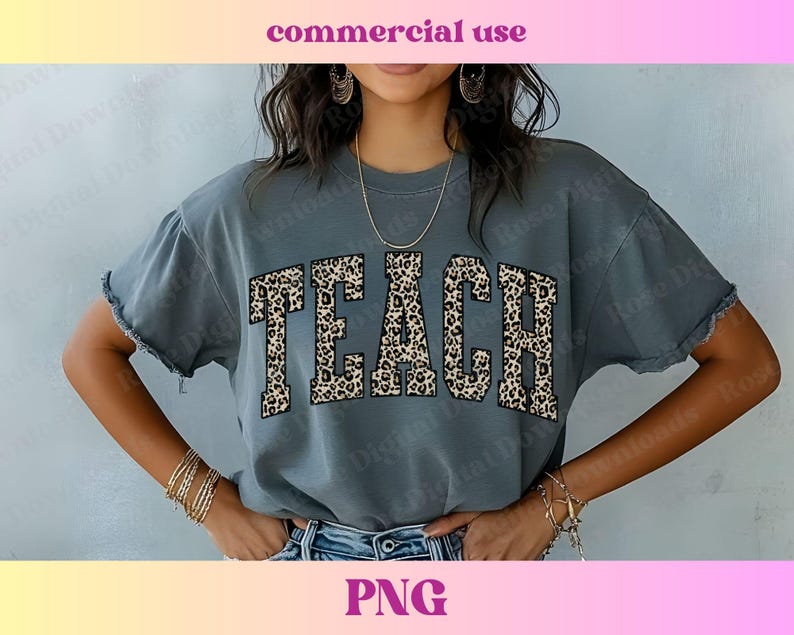 Peut inclure: Un t-shirt gris avec le mot "TEACH" imprim&eacute; dans un motif l&eacute;opard.