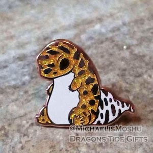 Pin de esmalte duro con forma de gecko leopardo
