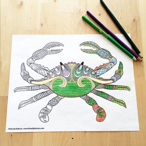 Puede incluir: Una p&aacute;gina para colorear detallada de un cangrejo con intrincados patrones y dise&ntilde;os. El cangrejo est&aacute; coloreado en tonos de verde, amarillo, naranja, rosa y azul.