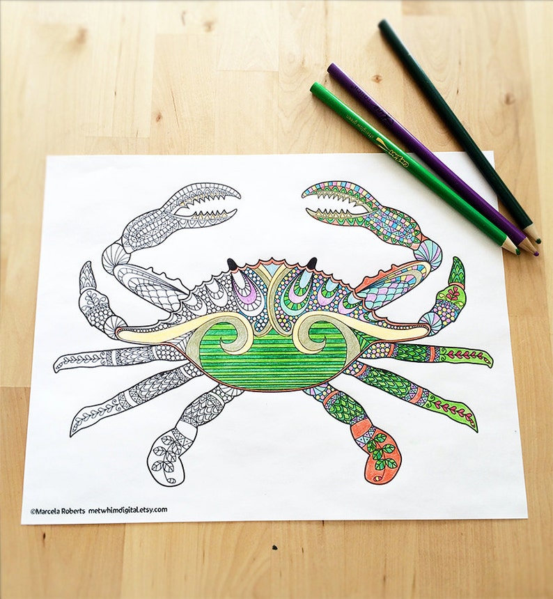 Puede incluir: Una p&aacute;gina para colorear detallada de un cangrejo con intrincados patrones y dise&ntilde;os. El cangrejo est&aacute; coloreado en tonos de verde, amarillo, naranja, rosa y azul.
