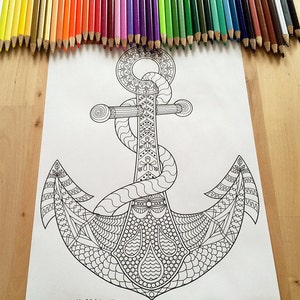 Puede incluir: Un dibujo en blanco y negro de un ancla con detalles intrincados. El ancla est&aacute; rodeada de una cuerda y tiene una parte superior decorativa.