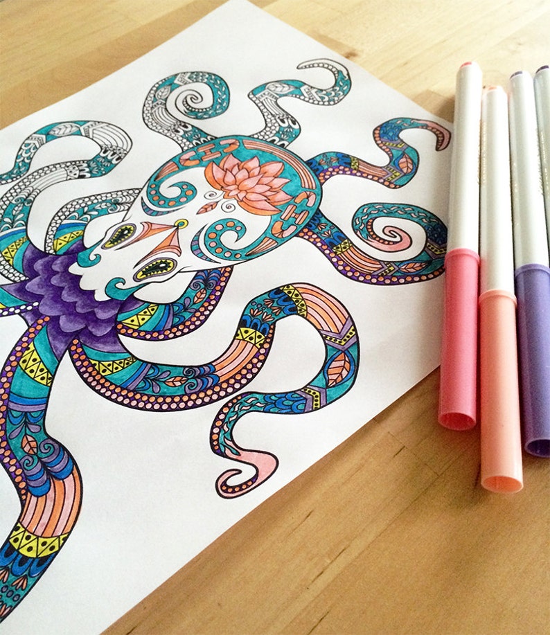 Puede incluir: Una ilustraci&oacute;n detallada de un pulpo con intrincados patrones en tonos de azul, morado, naranja y amarillo. El pulpo est&aacute; dibujado en papel blanco y rodeado de marcadores de colores.