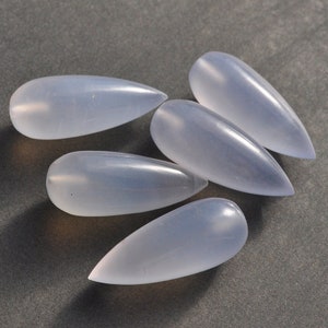 Peut inclure: Cinq perles de pierres précieuses translucides bleu clair en forme de goutte.