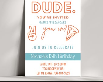 Puede incluir: Una invitación a una fiesta de cumpleaños con el texto "DUDE. YOU'RE INVITED GAMES/PIZZA/CAKE you in? JOIN US TO CELEBRATE Michaels 13th Birthday APRIL 14TH @ 2:00PM 706 RIDGEWAY DR. LET ME KNOW: 706-484-3321" en naranja y azul sobre un fondo blanco.