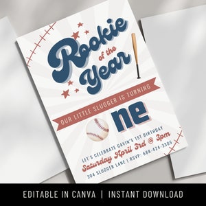 Puede incluir: Invitaci&oacute;n de cumplea&ntilde;os con tem&aacute;tica de b&eacute;isbol con el texto "Rookie of the Year". El dise&ntilde;o incluye una pelota de b&eacute;isbol, un bate y estrellas en rojo y azul. La invitaci&oacute;n es para una primera fiesta de cumplea&ntilde;os.