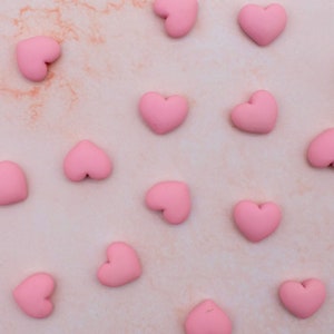 K&ouml;nnte beinhalten: Ein rosa Hintergrund mit einem Muster aus rosa Herzen.