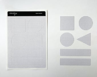 Könnte beinhalten: Ein Blatt weißes Papier mit einem darauf gedruckten Gittermuster. Das Blatt ist oben links mit "GALAXY 47" und oben rechts mit "GRID SHAPES" beschriftet. Es gibt mehrere kleinere Blätter Papier mit Gittermustern, die in verschiedene Formen geschnitten sind, darunter ein Quadrat, ein Kreis, ein Dreieck und zwei Rechtecke.
