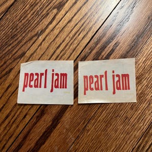 TWEE originele vintage jaren 90 Pearl Jam band stickers 1,5" x 2,5" - laptopsticker - bumpersticker - vintage promosticker - band grunge