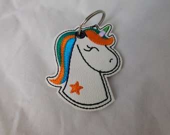 bestickter Schlüsselanhänger Einhorn aus Kunstleder mit Perlmuttglanz - Versandkostenfrei!