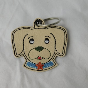 bestickter Schlüsselanhänger Hund A-215