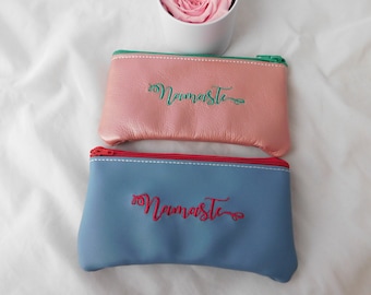 bestickte Tasche Namaste, rosa oder blau Stickerei, Kosmetiktasche, Schminktasche ca. 15x8 cm, mit Reißverschluss - Versandkostenfrei!