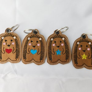 bestickter Schlüsselanhänger Igel auf Kunstleder verschiedene Varianten (Art.-Nr. A 005-A012)
