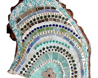 Bleu sur le bois - perles et verre - mosaïque bleue - décoration en verre - décoration murale