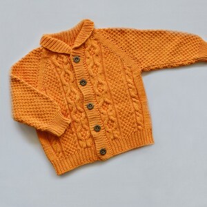 Handgestrickte Baby Strickjacke aus Bio-Baumwolle - 12-18 Monate