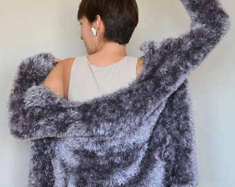 Cárdigan gris tejido a mano: suéter acogedor para mujer